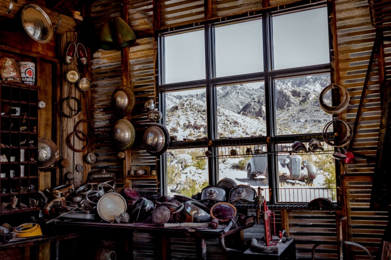 cordonnerie-SALERNES-min_shop_window_part_junk_abandoned-138873